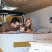 Familie Breitkreuz sitzt im umgebauten Van. Foto_ hej_gluecksmoment