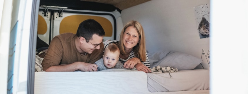 Familie Breitkreuz sitzt im umgebauten Van. Foto_ hej_gluecksmoment