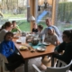 Familie Gruhn sitzt am Esstisch. Foto: Privat