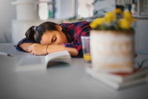 Müde Schülerin ist am Schreibtisch eingeschlafen Getty Omages / Aja Koska / E+