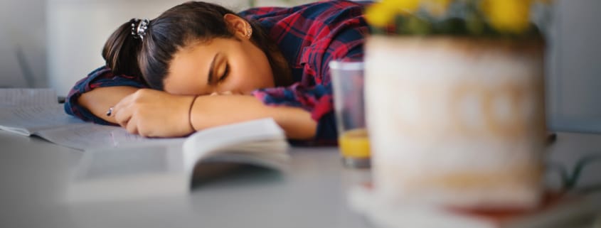 Müde Schülerin ist am Schreibtisch eingeschlafen Getty Omages / Aja Koska / E+