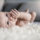 Baby mit Daumen im Mund; Symbolbild: GettyImages / ljubaphoto / iStock / Getty Images Plus