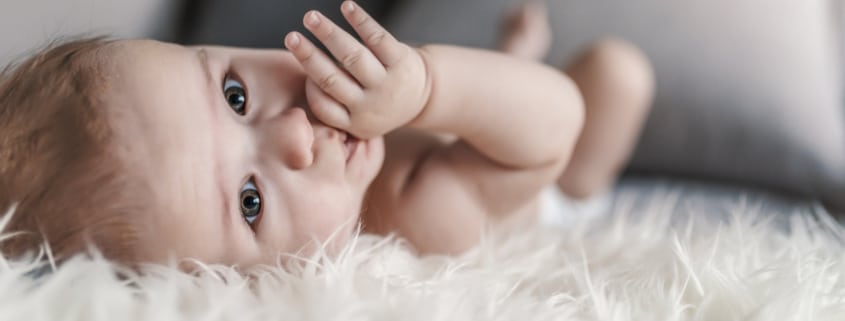 Baby mit Daumen im Mund; Symbolbild: GettyImages / ljubaphoto / iStock / Getty Images Plus