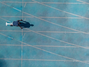 Ein Läufer an der Startlinie; Symbolbild: Getty Images / Rudi Silva / Getty Images