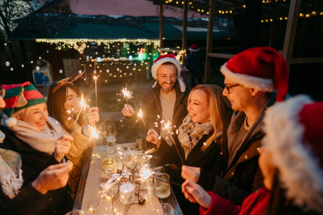 Freunde feiern gemeinsam Weihnachten. Symbolbild: Getty Images / AleksandarNakic / Getty Images E+