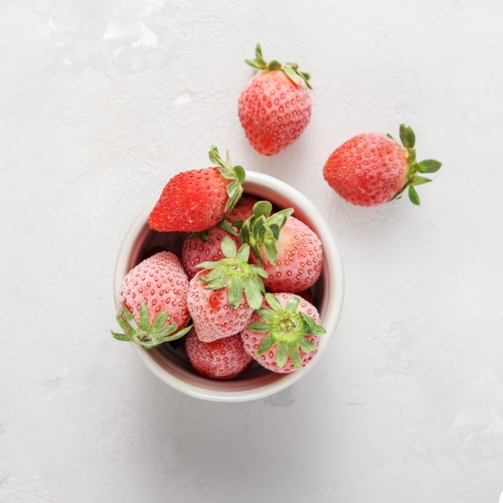 Eine Schale Erdbeeren im Frost. Symbolbild: Vladimir Soldatov, Getty Images