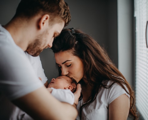 Familie nach der Geburt. Symbolbild: Getty Images / StefaNikolic / Getty Images / E+