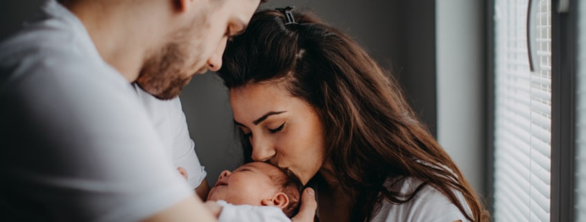Familie nach der Geburt. Symbolbild: Getty Images / StefaNikolic / Getty Images / E+