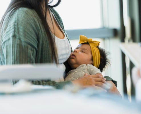 Ein Baby im Arm der Mutter. Symbolbild: Getty Images / SDI Productions / Getty IMages E+