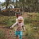 Ein Kind entdeckt mit Mama den Wald. Symbolbild: Getty Images / Everste / Getty Image