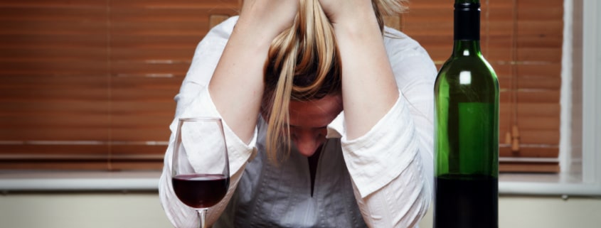 Oft ein Tabu - Alkoholsucht bei Frauen. Symbolbild: GettyImages / CaroleGomez / GettyImages E+