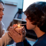 Zwei Jugendliche konsumieren Cannabis. Symbolbild: Getty Images / LanaStock / iStock / Getty Images Plus
