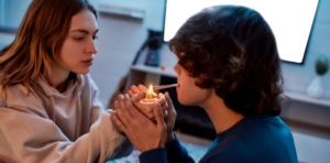 Zwei Jugendliche konsumieren Cannabis. Symbolbild: Getty Images / LanaStock / iStock / Getty Images Plus