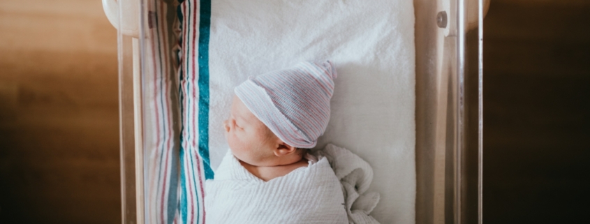 Neugeborenes Baby. Symbolbild: Getty Images / RyanJLane
