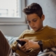 Teenager im eigenen Zimmer. Symbolbild: Getty Images / Sneksy