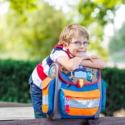 Ein Schulkind mit Rucksack. Symbolbild: Getty Images / romrodinka / iStock / Getty Images Plus