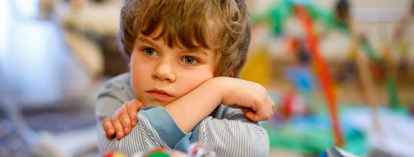 Ein trauriges Kind im Kindergarten. Symbolbild: Getty Images / romrodinka / iStock / Getty Images Plus