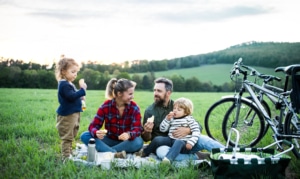 Eine Familie macht Pause. Symbolbild: Getty images / Halfpoint / iStock / Getty Images Plus