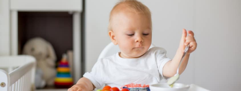 Baby beim Essen. Symbolbild: Getty Images / tatyana_tomsickova / iStock / Getty Images Plus