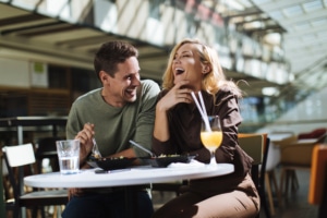 Ein Paar auf dem ersten Date. Symbolbild: Getty Images / mihailomilovanovic / Getty Images E+