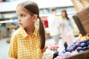 Wenn Kinder klauen, kann das verschiedene Ursachen haben. Symbolbild: Getty Images /shironosov / iStock / Getty Images Plus