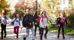 Besonders am Anfang brauchen Schulkinder Bewegung. Symbolbild: Getty Images / damircudic / Getty Images E+