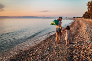So gelingt ein nachhaltiger Familienurlaub. Symbolbild: Getty Images / Kosamtu