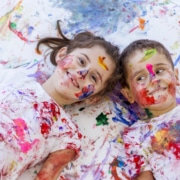 Kreative Kinder haben Spaß. Symbolbild: Getty Images / FatCamera / Getty Images E+