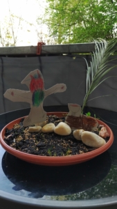 Eine Jesus-Figur steht in einem Ostergarten