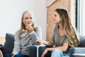 Eine Mutter und ihre erwachsene Tochter reden.