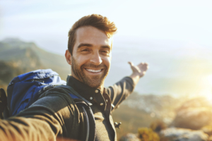 Ein Mann genießt allein eine Wanderung.