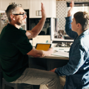 Vater und Sohn arbeiten zusammen