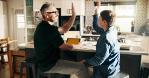 Vater und Sohn arbeiten zusammen