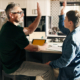 Vater und Sohn arbeiten zusammen