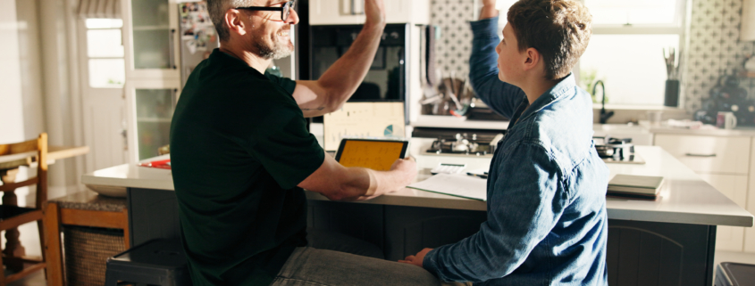 Vater und Sohn arbeiten zusammen