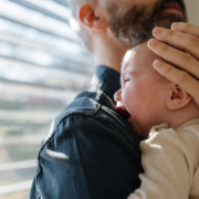 Einschlafbegleitung Ein Papa beruhigt sein schreiendes Baby.