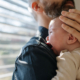 Ein Papa beruhigt sein schreiendes Baby.