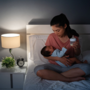 Eine Mutter beruhigt ihr schreiendes Baby in der Nacht
