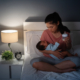 Eine Mutter beruhigt ihr schreiendes Baby in der Nacht
