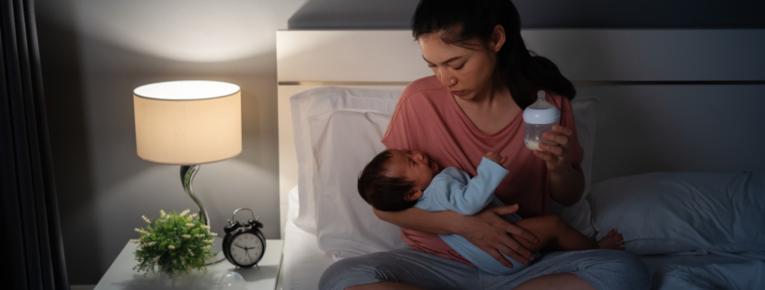 Eine Mutter beruhigt ihr schreiendes Baby in der Nacht