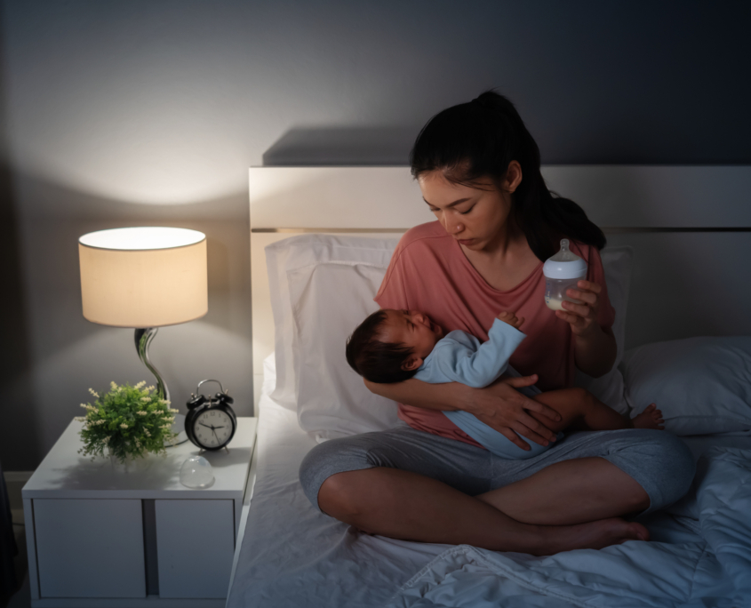 Eine Mutter beruhigt ihr schreiendes Baby in der Nacht