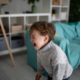 Wütendes und weinendes Kind läuft durch das Zimmer.