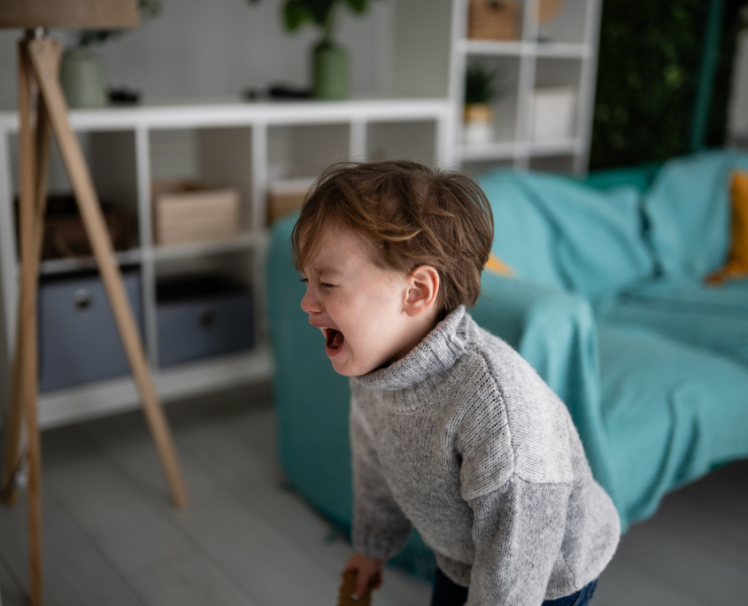 Wütendes und weinendes Kind läuft durch das Zimmer.