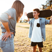 Diskussion in der Pubertät Mutter diskutiert mit pubertierendem Sohn