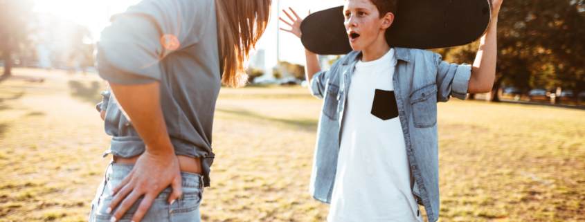 Mutter diskutiert mit pubertierendem Sohn