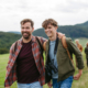 Vater und Sohn wandern gemeinsam.