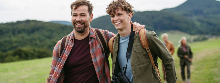 Vater und Sohn wandern gemeinsam.
